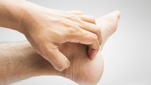 Ngứa ran, tê hoặc đau ở bàn tay hoặc bàn chân
